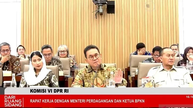 Menteri Perdagangan (Mendag) Budi Santoso (tengah) dalam Rapat Kerja Komisi VI DPR RI dalam Agenda Pembahasan Laporan Keuangan Pemerintah Pusat (LKBP) APBN tahun anggaran 2025, yang diikuti secara daring, di Jakarta, Kamis, 16 Juli 2026. (Foto: Tangkapan layar)