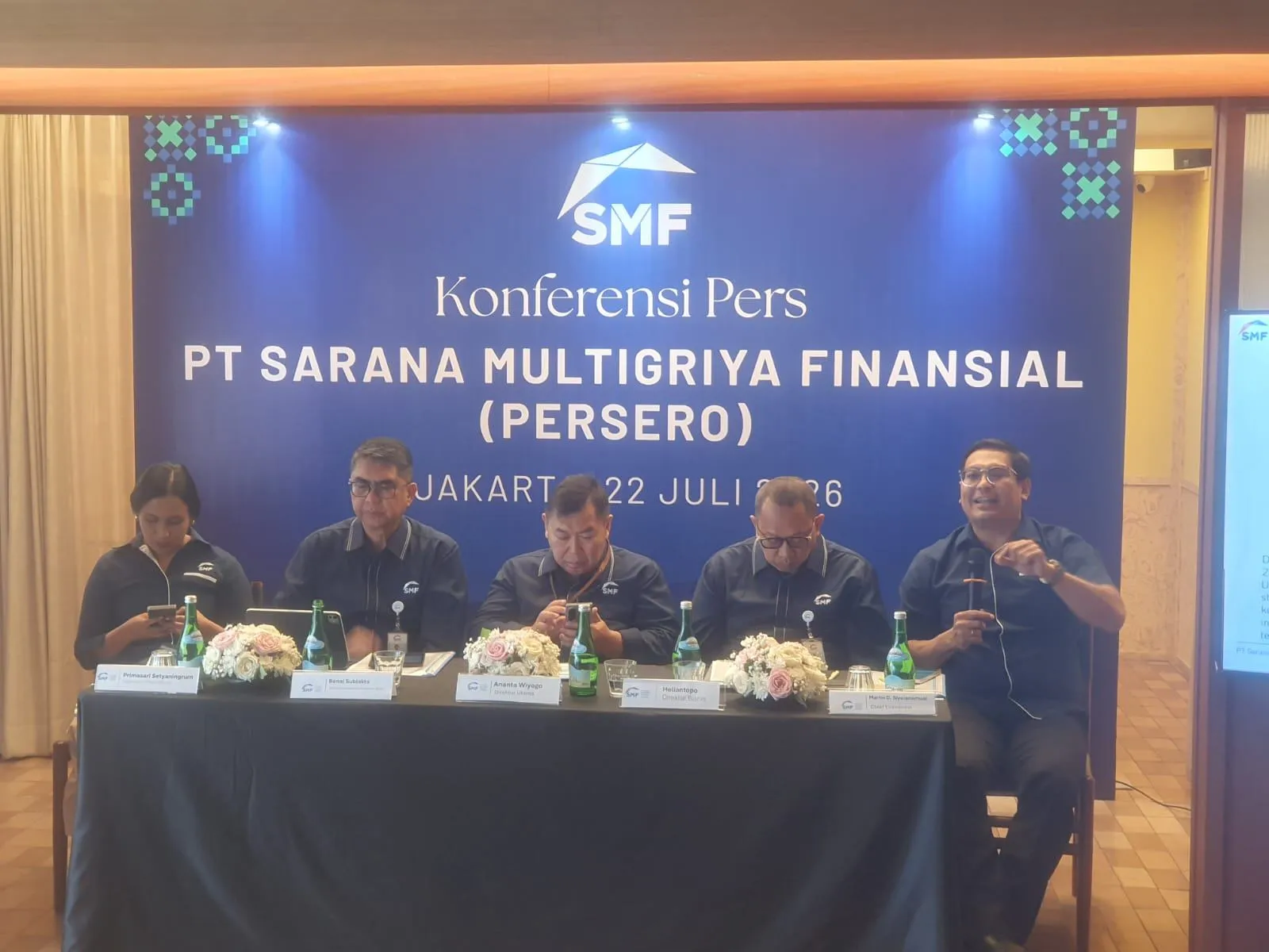 Chief Economist SMF, Martin D. Siyaranamual (paling kanan) di Jakarta, Rabu (22/7). (Foto: Steven Widjaja)