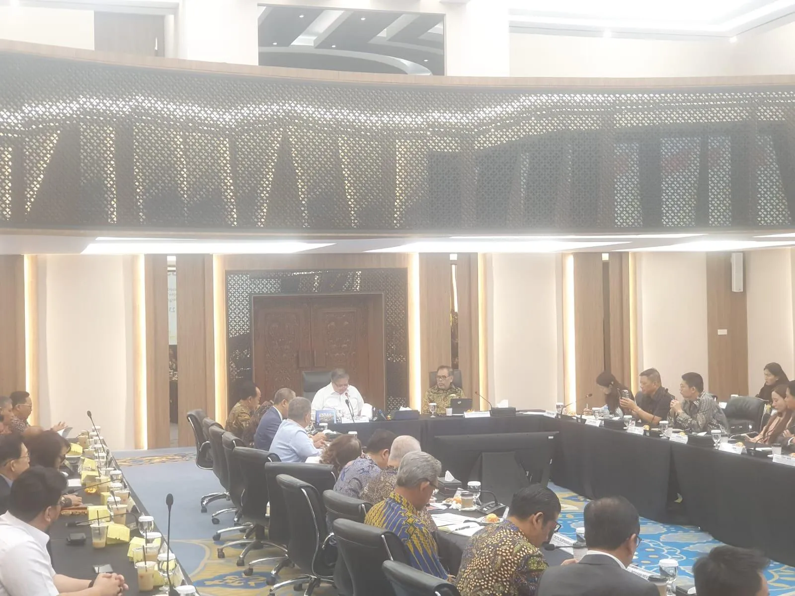 Menko Perekonomian Airlangga Hartarto saat membuka acara "Kunjungan Kehormatan Delegasi Bisnis RRT serta Duta Besar RI untuk RRT" di Kantor Kemenko Perekonomian Jakarta, Kamis (23/7). (Foto: Steven Widjaja)