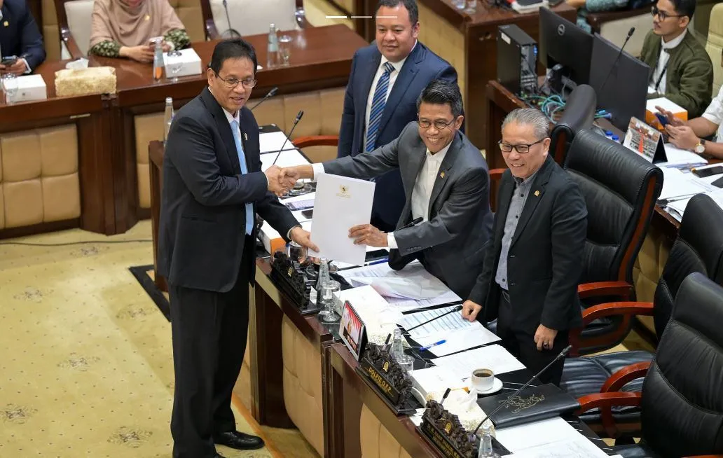 Penyerahan naskah akademik RUU PFII kepada Komisi XI DPR RI untuk menjadi dasar pembahasan lebih lanjut, Kamis (2/7). (Foto: Istimewa)