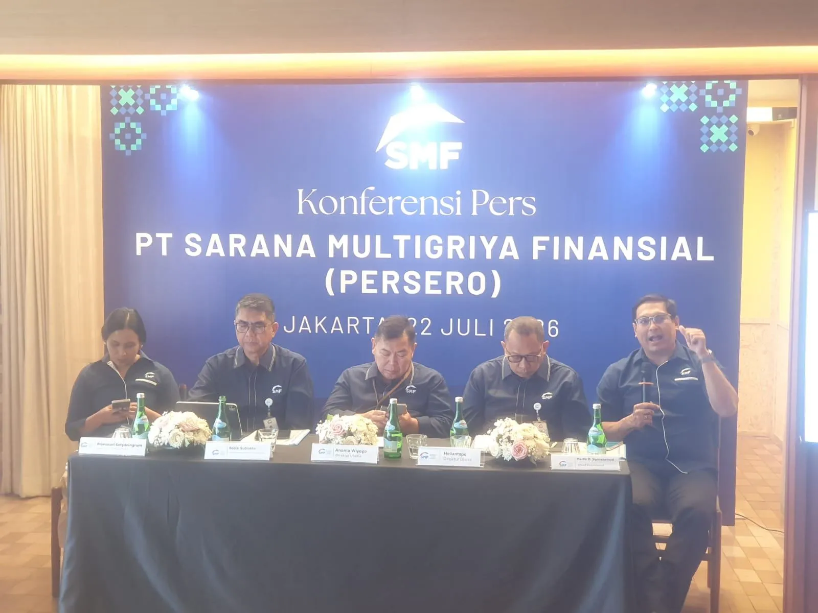 Chief Economist SMF, Martin D. Siyaranamual (paling kanan) di Jakarta, Rabu (22/7). (Foto: Steven Widjaja)