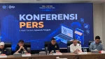 Direktur Jenderal Pajak Bimo Wijayanto (tengah) memberikan keterangan dalam konferensi pers terkait Pemungutan Pajak atas Perdagangan Melalui Sistem Elektronik (PMSE), di kantornya, Jakarta Selatan, Rabu (1/7/2026). (Foto: Irawati)