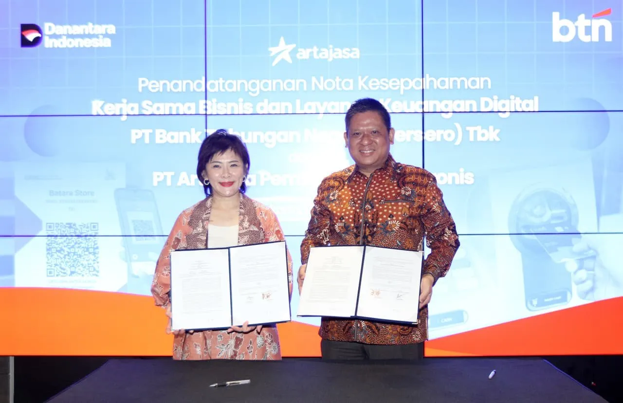 SEVP Digital Business BTN Thomas Wahyudi (kiri) bersama Direktur Utama PT Artajasa Pembayaran Elektronis (Artajasa) Haryati Lawidjaja (kanan) usai menandatangani Nota Kesepahaman (MoU) di Menara BTN, Jakarta, Rabu (8/7)