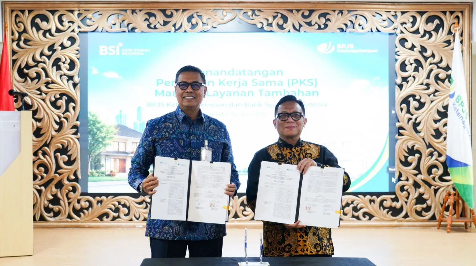 Penandatanganan Perjanjian Kerja Sama (PKS) oleh Direktur Utama BPJS Ketenagakerjaan Saiful Hidayat dan Direktur Utama BSI Anggoro Eko Cahyo di Grha BPJAMSOSTEK, Jakarta, Jumat (10/7).