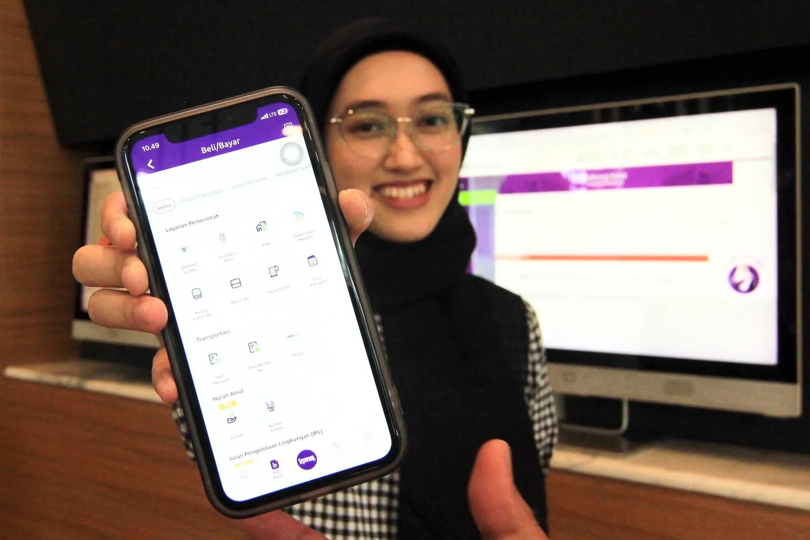 Ilustrasi pembayaran sertifikasi halal secara online melalui Bank Muamalat
