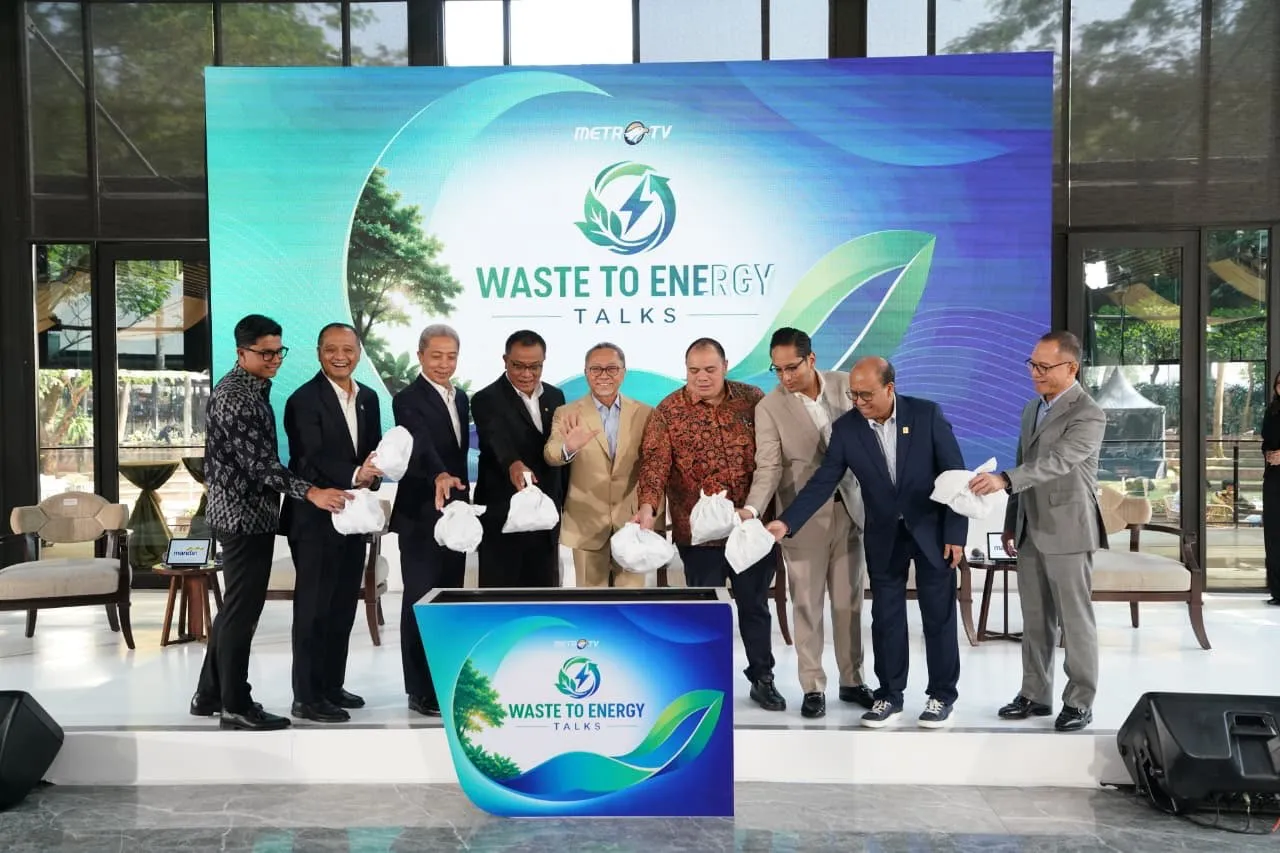 Sesi seremoni pembuangan sampah pada tempatnya dalam acara 'Waste to Energy' yang dilakukan secara simbolis oleh Menteri Koordinator (Menko) Bidang Pangan, Zulkifli Hasan (tengah), Menteri Lingkungan Hidup, Jumhur Hidayat (keempat dari kiri), Chief Investment Officer BPI Danantara, Pandu Sjahrir (keempat dari kanan), Direktur Manajemen Proyek dan Energi Baru Terbarukan PLN, Suroso Isnandar (kedua dari kanan)