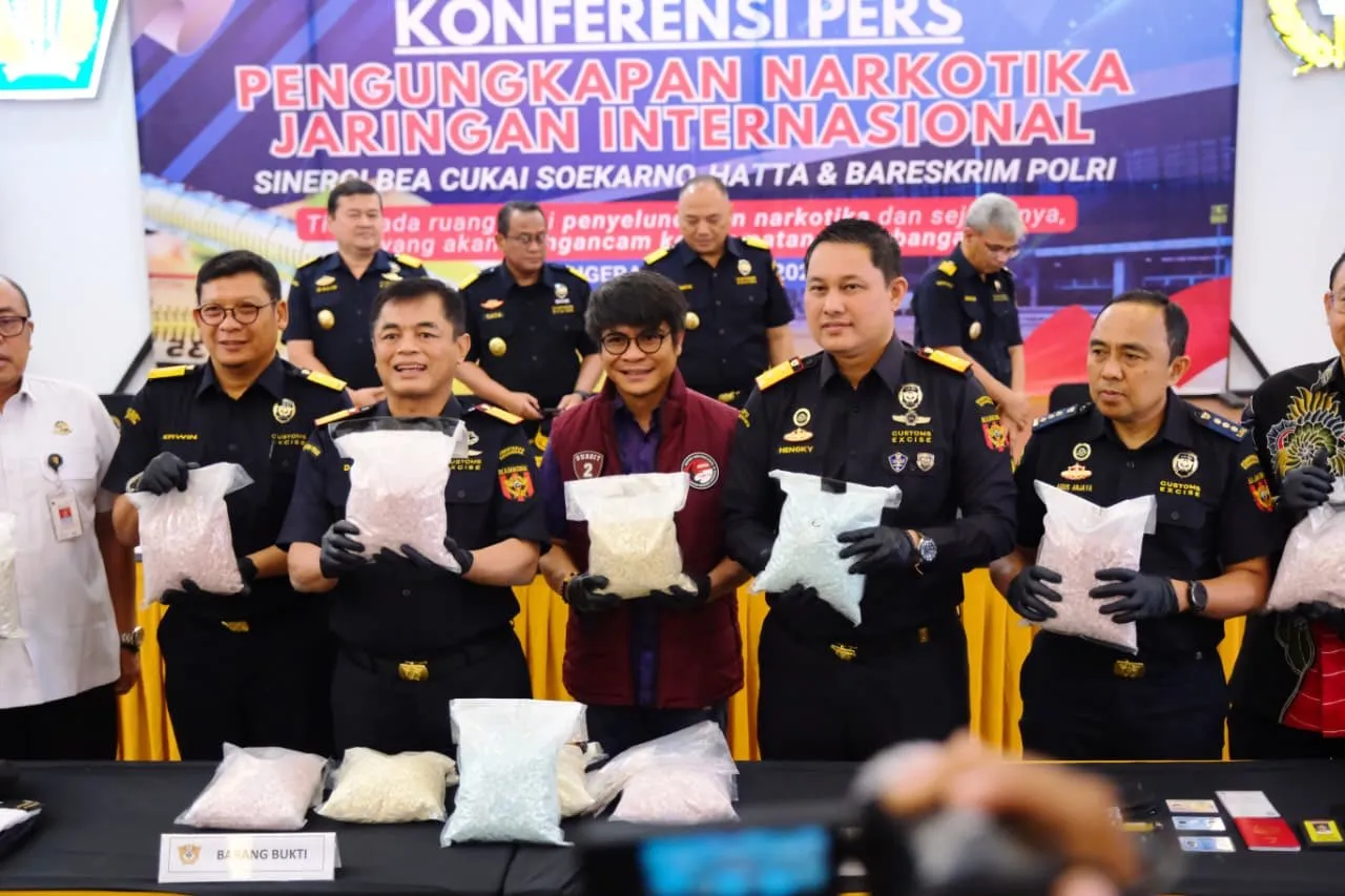 Konferensi pers penindakan Bea Cukai terhadap pembawa narkotika 26 kg oleh kopilot asal Malaysia. (Foto: Istimewa)