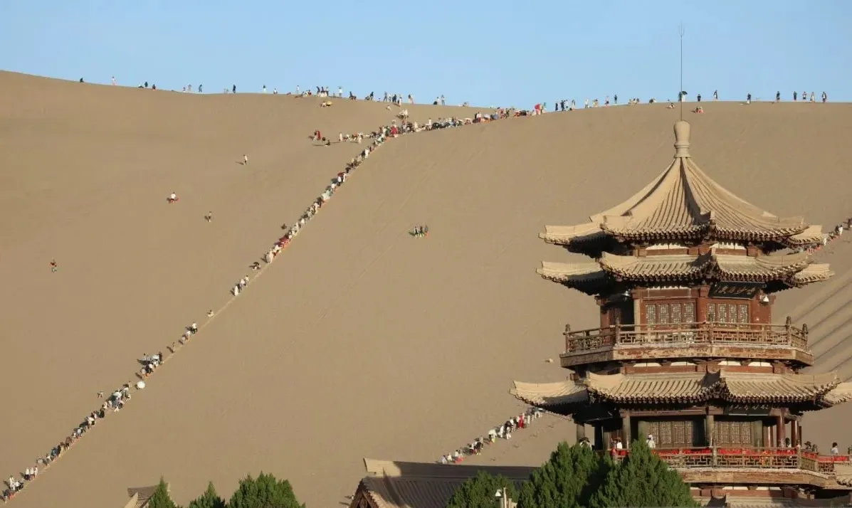 Wisatawan lokal mengunjungi kawasan wisata Gunung Mingsha di Gurun Gobi, Kota Dunhuang, Provinsi Gansu, China, Jumat (3/7/2026). ANTARA FOTO/Desca Lidya Natalia/kye