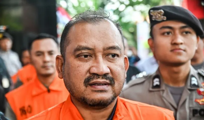 Bupati Pemalang Anom Widiyantoro (tengah) berjalan menuju mobil tahanan usai menjalani pemeriksaan di Gedung Merah Putih KPK, Jakarta, Kamis (30/7/2026). KPK menahan empat orang tersangka yakni Bupati Pemalang Anom Widiyantoro, Lilik Budi Suprianto, Setya Budi Dias Oktavianto dan Mohamad Haris pascaoperasi tangkap tangan (OTT) pada (28/7) serta menyita barang bukti uang tunai sejumlah Rp 2 miliar terkait kasus dugaan korupsi di lingkungan pemerintahan Kabupaten Pemalang. (Foto: ANTARA FOTO/Fakhri Hermansyah/agr)