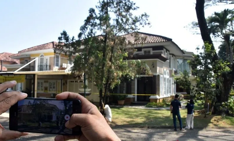 Jurnalis televisi merekam suasana rumah mewah yang dipasangi garis polisi usai penggeledahan di kawasan Sentul, Babakan Madang, Kabupaten Bogor, Jawa Barat, Kamis (9/7/2026). Tim penyidik Korps Pemberantasan Tindak Pidana Korupsi (Kortastipidkor) Polri menyita emas batangan, mata uang asing, dan uang tunai senilai sekitar Rp476 miliar dari rumah tersebut sebagai bagian dari penyidikan dugaan tindak pidana korupsi dan tindak pidana pencucian uang (TPPU). ANTARA FOTO/Arif Firmansyah/kye
