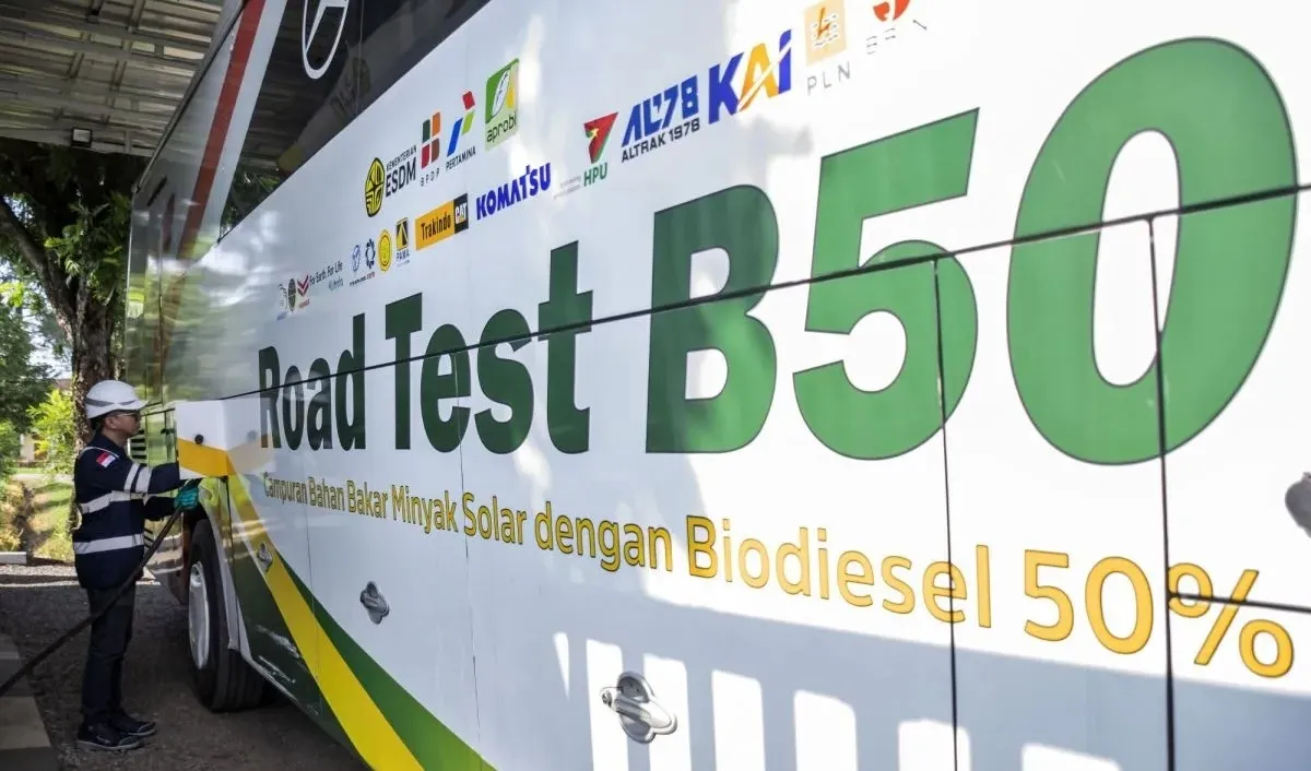 Petugas mengisi bahan bakar biodiesel 50 persen (B50) ke bus di Stasiun Blending dan Pengisian Bahan Bakar Uji Jalan B50, Lembang, Kabupaten Bandung Barat, Jawa Barat, Minggu (7/6/2026). (ANTARA FOTO/ABDAN SYAKURA)