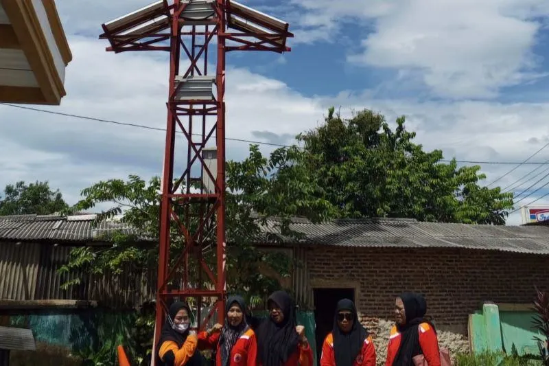Alat early warning system beserta tower sirine yang terpasang di salah satu desa di pesisir Kabupaten Lampung Selatan. ANTARA/HO-BPBD Lampung.