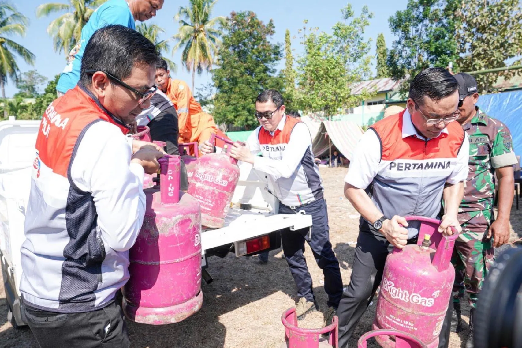 Direktur Utama Pertamina, Simon Aloysius saat hadir langsung di lokasi terdampak di wilayah Flores, Nusa Tenggara Timur (NTT).