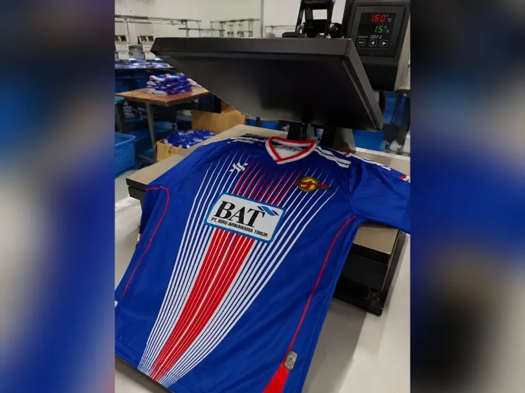 Ilustrasi - Proses pembuatan jersei kandang 2026/2027 SeeJontor FC oleh UMKM lokal, Sheza Sport Apparel. (Foto: Istimewa)